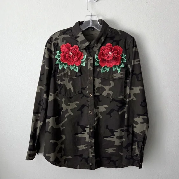 Love Tree Camo Long Sleeve Button Down W/ Red Roses & Pockets, Size Small - Picture 12 of 14